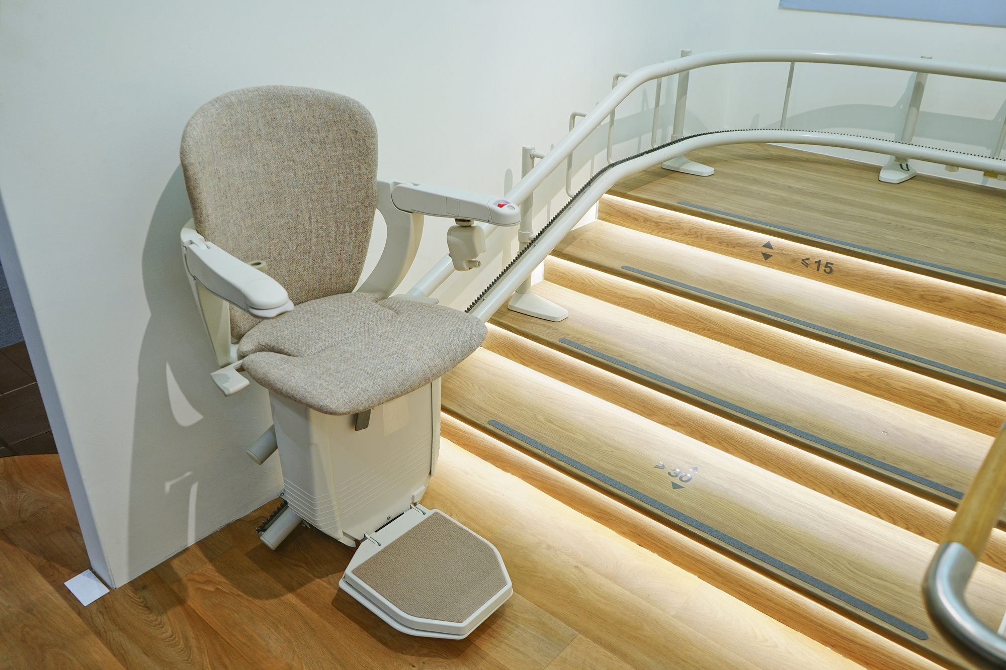 Platform Lift vs Elevator vs Stairlift : Apa Perbedaannya?